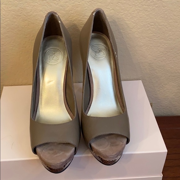 Jessica Simpson Taupe and Snakeskin heels - Picture 2 of 8